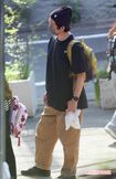 子どもを迎えに行く渡部建(23年4月撮影)