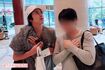 上海市内の高級ホテルでファンからカメラを向けられると、友人と一緒におどけてみせた