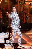 白のバタフライ柄のスーツ。「蝶ネクタイも蝶々なんです。ステキでしょ? 言っておくけど、蛾じゃないですからね(笑)」 撮影/廣瀬靖士