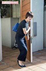 都内の豪邸から出てきた徳永アナは驚いた表情を見せたものの、笑顔で取材に応じた（'18年）