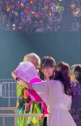 ファンのスマホで“自撮りファンサ”を行う『HiHi Jets』の猪狩蒼弥（左）と『Aぇ! group』の佐野晶哉（ツイッターより）