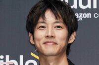 松坂桃李、来年1月『日曜劇場』主演内定、妻・戸田恵梨香には「リスペクトしかない」夫婦“分業制”の円満…