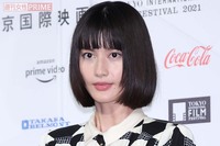 橋本愛・のんが相次いで胸元大胆な衣装を着用に驚き『あまちゃん』から約12年、“自分らしい”ファッション…