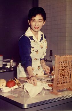 東宮御所のキッチンで、ご家族に手料理を振る舞われた美智子さま(1961年6月)
