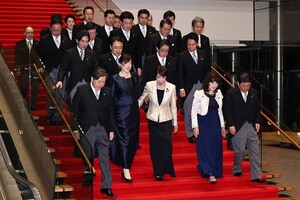 報道各社が行っている世論調査で、支持率は50%を割り込む急降下をたどっている高市内閣