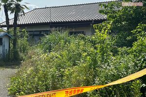 事件があった茨城県水戸市の父子宅。庭は手入れされた様子はなく、雑草が伸びきって生い茂っている