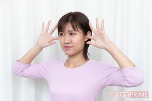 2.人さし指の腹を前向きにし、耳の穴の前にひっかけ、前方向にゆっくり押し出す　撮影／矢島泰輔