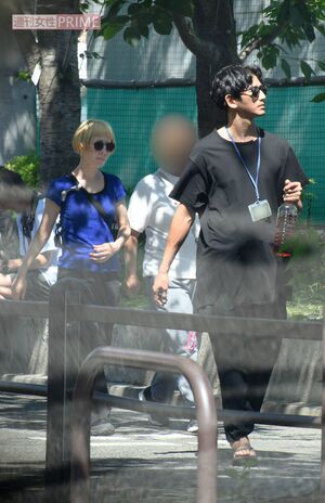 2024年5月、麦茶を片手にラフな装いで運動会に訪れた永山瑛太（右）と、青いトップスの木村カエラ