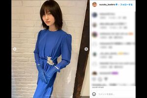 山口百恵風の衣装を着た『新しい学校のリーダーズ』のSUZUKA(公式インスタグラムより)