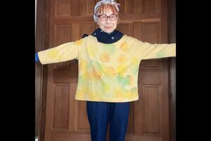 Tシャツを大好きな水玉模様に自分で染めたウリウリばあちゃん（写真／ウリウリばあちゃん）