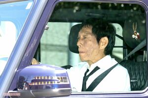 中村玉緒さんの告別式に参列した明石家さんま