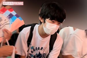 人混みをかきわける際、申し訳なさそうに腰をかがめられる悠仁さま（来場者提供）