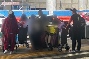 2023年6月、子どもたちとともにロサンゼルスに到着した小栗旬(右端)と妻の山田優(左端)