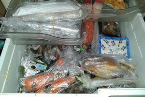 M子さんの母が住んでいた実家の冷蔵庫、野菜は腐り始めていて