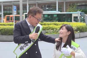 6月12日、吉祥寺駅前での街頭演説で海老沢由紀候補に触れる疑惑がかかった猪瀬直樹氏(『大阪維新の会』公式YouTubeより)