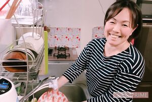 洗い物をするなかみきさん。「伺う前は“どんな依頼者かな？”ってワクワクします」