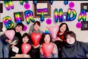 石崎琴美の誕生日をお祝いするロコ・ソラーレのメンバー（吉田夕梨花公式インスタグラムより）