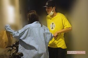 家から出た稲垣莉生は、中田圭祐のものと思われる大きなシャツを羽織っていた