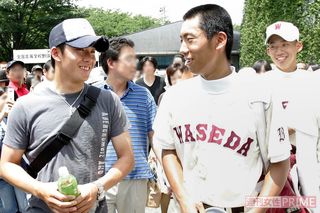 早実の選手を激励する早稲田大学在学中の斎藤佑樹投手（'07年7月）