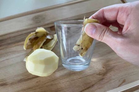 じゃがいもの皮で鏡の曇り止め