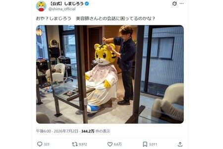 美容師にヘアカットしてもらうしまじろう（しまじろう公式Xより）