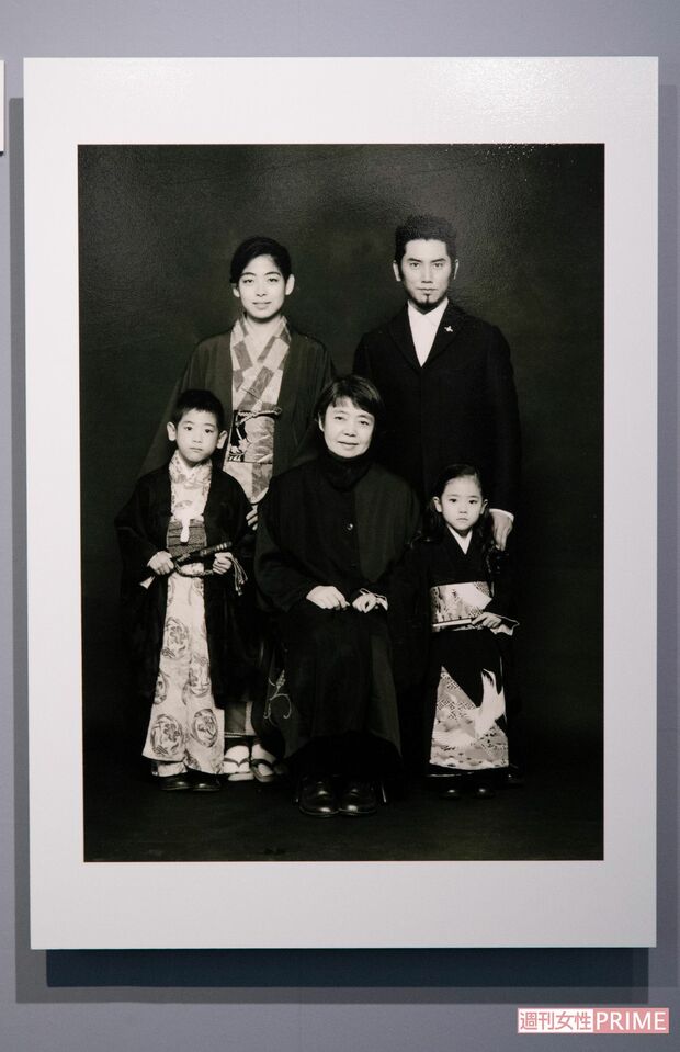 '02年、雅樂（モデル・UTA）5歳、伽羅3歳の七五三での1枚。大人の古い着物を子ども用に希林さんが仕立てたもの　撮影／齋藤周造