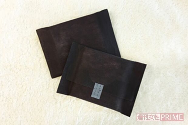 羽を長めに、余分な四隅をカットするなど形にこだわった生理用ナプキン。中身が透けにくい落ち着いた色みの個包装。『エリス 素肌のきもち超スリム シンプルデザイン』20個入り425円※／大王製紙　