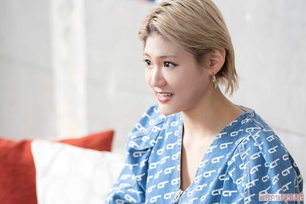 インタビュー中の霧愛さん（撮影／伊藤和幸）