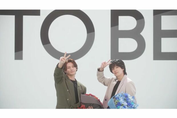 生配信の終わり際、花束を持って笑顔でピースサインする平野と神宮寺（『TOBE』YouTubeより）