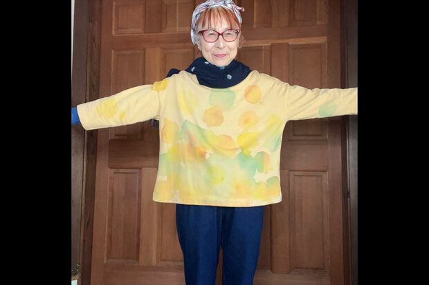 Tシャツを大好きな水玉模様に自分で染めたウリウリばあちゃん（写真／ウリウリばあちゃん）