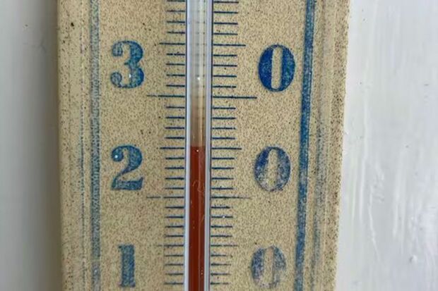 海中展望台入り口の温度計は日中でも25度付近をさしていた（筆者撮影）