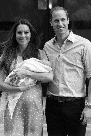  ジョージ王子を出産したキャサリン妃に付き添い病院を出るウィリアム王子（’13年7月）