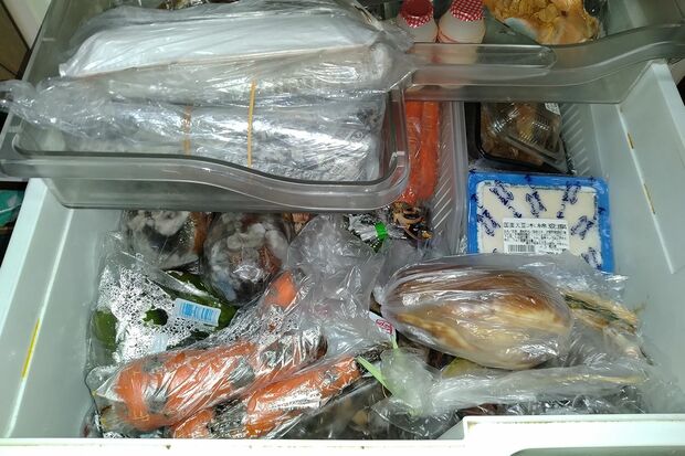 M子さんの母が住んでいた実家の冷蔵庫、野菜は腐り始めていて