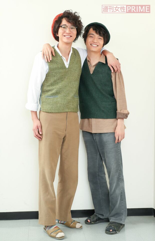 『ひよっこ』でいつも一緒の祐二（浅香航大）と啓輔（岡山天音）。だが、啓輔の足元に注目！　穴のあいた靴下からのぞく指は、漫画を描くことだけに集中している証？　撮影／佐藤靖彦