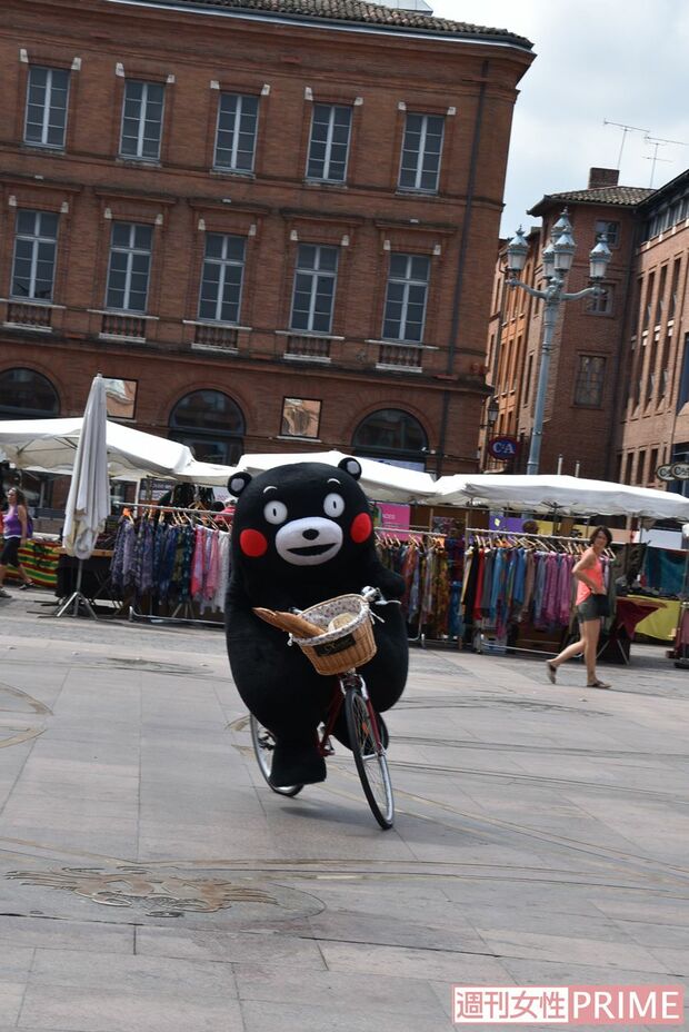 2018年夏もフランスへ。トゥールーズのチーズ店から配達を頼まれ、チーズとパンをカゴに入れて自転車で疾走（撮影・筆者）