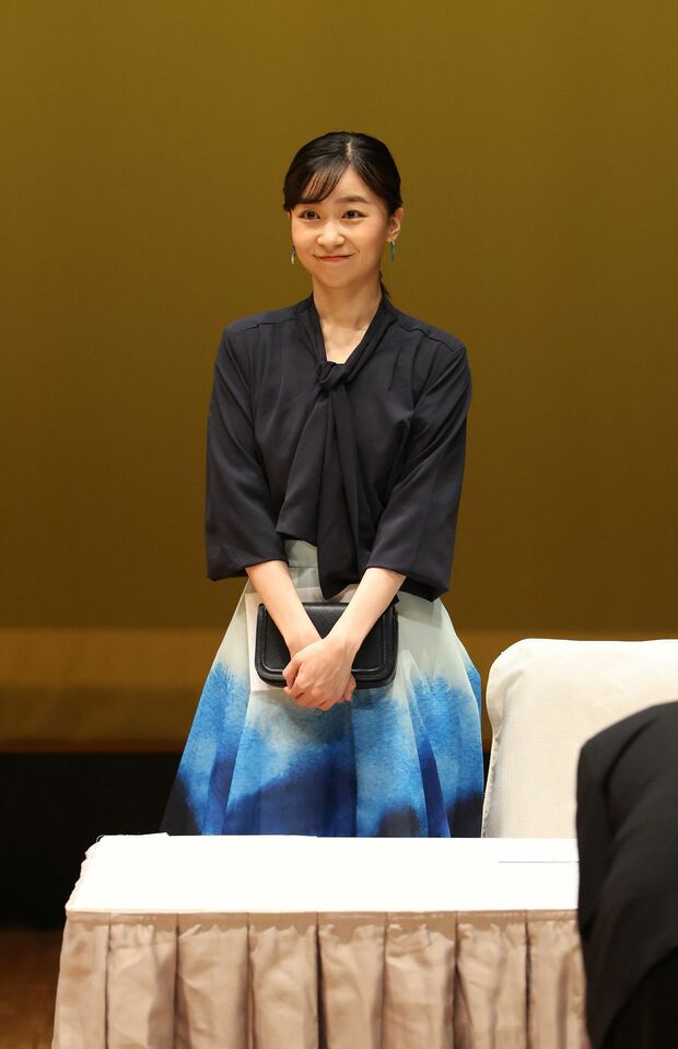 霜鳥さんが称賛する、「因州和紙」で作られた藍色のグラデーションが施されたイヤリングに青いマーブルのスカートを合わせられたスタイリング