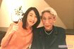 母・敏子さんと食事を楽しむ長野さん　(画像提供、長野さん)