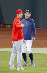 世界に誇る新旧メジャーリーガーそろい踏みは注目の的。イチロー氏は挨拶するため駆け寄る大谷翔平から逃げるちゃめっ気も　写真/共同通信社