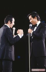 日本武道館で開いた歌手生活20周年記念リサイタルに“若大将”の敵役、“青大将”の田中邦衛さんがゲストで登場し、ステージ競演を果たした（'80年）（撮影／本誌写真班）