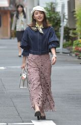 小物使いなど細かいところまで手抜きしない悦子ファッション。(c)NHK