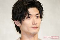 三浦春馬が撮影のためバイクの中型免許を取得、“娘”役とはじゃれ合う仲のよさ