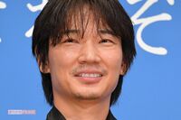 綾野剛、ガーシーの暴露で激ヤセ報道もドラマ『オールドルーキー』ロケで見せた“頼れるアニキ姿”