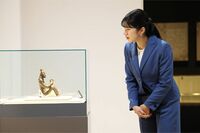 青森訪問の愛子さまが足を止めて見入られた“餃子形土偶”に「照れているように見える」と共感の声…天皇陛…