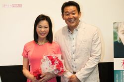 母の藤田紀子と一緒にイベントに出席した花田虎上。弟と対照的に家族間の関係は現在も良好