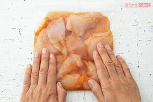 空気を抜いて平らにして冷凍! 『下味冷凍 スピードおかず』(主婦と生活社)より 撮影/廣瀬靖士