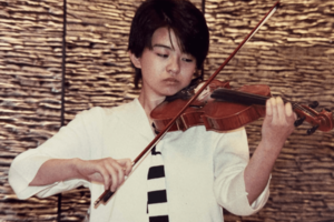 3歳から高校3年までピアノとバイオリンのレッスンを続けさせられた