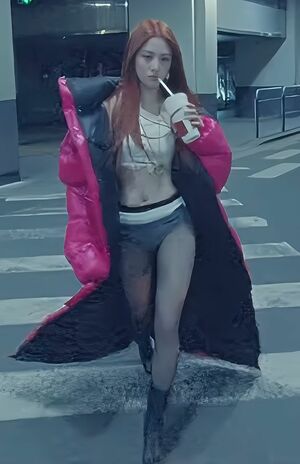 3rdアルバムの予告動画で話題になった、ブラトップと下着のようなボトムスの上にアウターを羽織った大胆なファッション(公式YouTubeより)