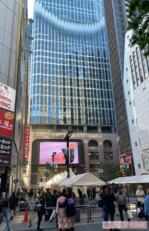 トー横広場前にそびえる歌舞伎町タワー。広場には現在イベントスペースが設けられているが、それでもキッズたちは数人集まっていた