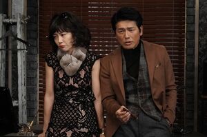 新たなターゲットから大金をせしめようと画策する小夜子と柏木　(c)フジテレビ