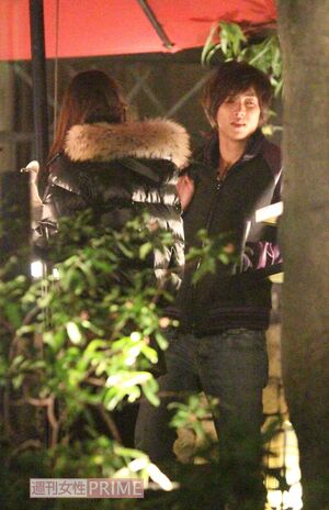 2011年1月、都内でブロンドヘアの白人女性と食事を楽しんだ山下智久